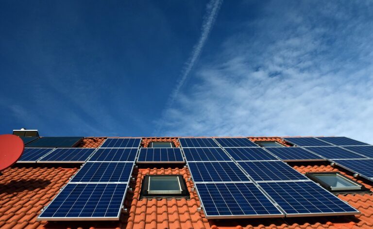 découvrez les panneaux solaires bifaciaux, une technologie innovante qui capte la lumière solaire des deux côtés, maximisant ainsi la production d'énergie. idéals pour optimiser vos installations photovoltaïques, ces panneaux offrent une efficacité accrue et un rendement supérieur dans divers environnements. optez pour une solution durable et performante pour votre projet énergétique.